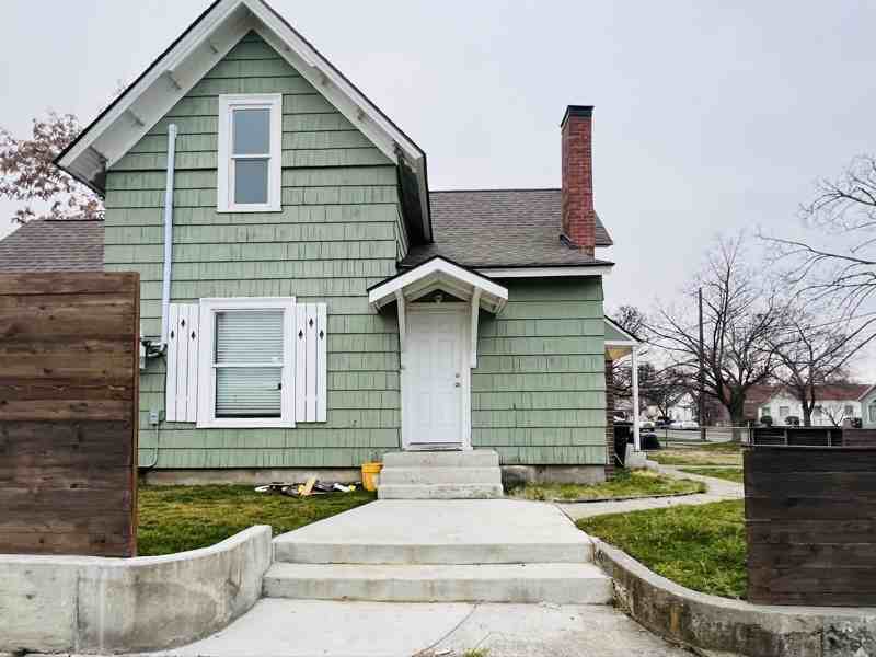 260 W Chestnut St - Photo 3 of 23