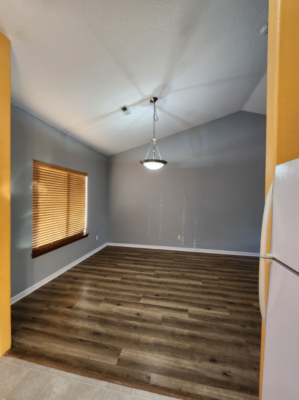 1127 Se Rollins Ave - Photo 4 of 20