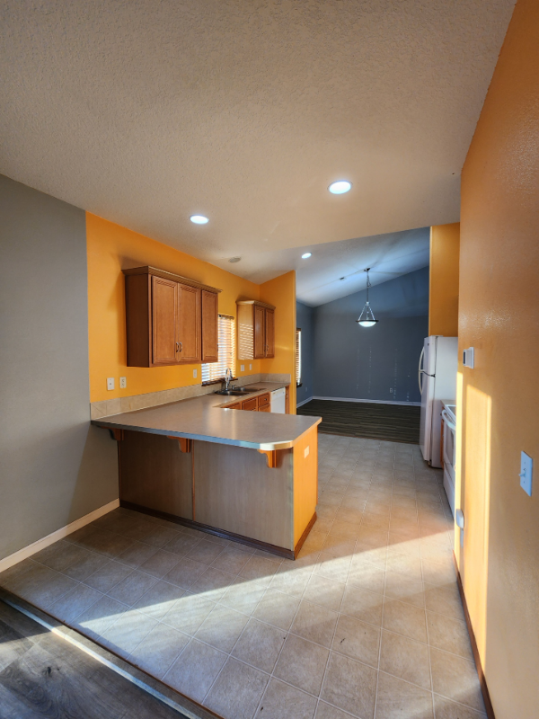 1127 Se Rollins Ave - Photo 5 of 20