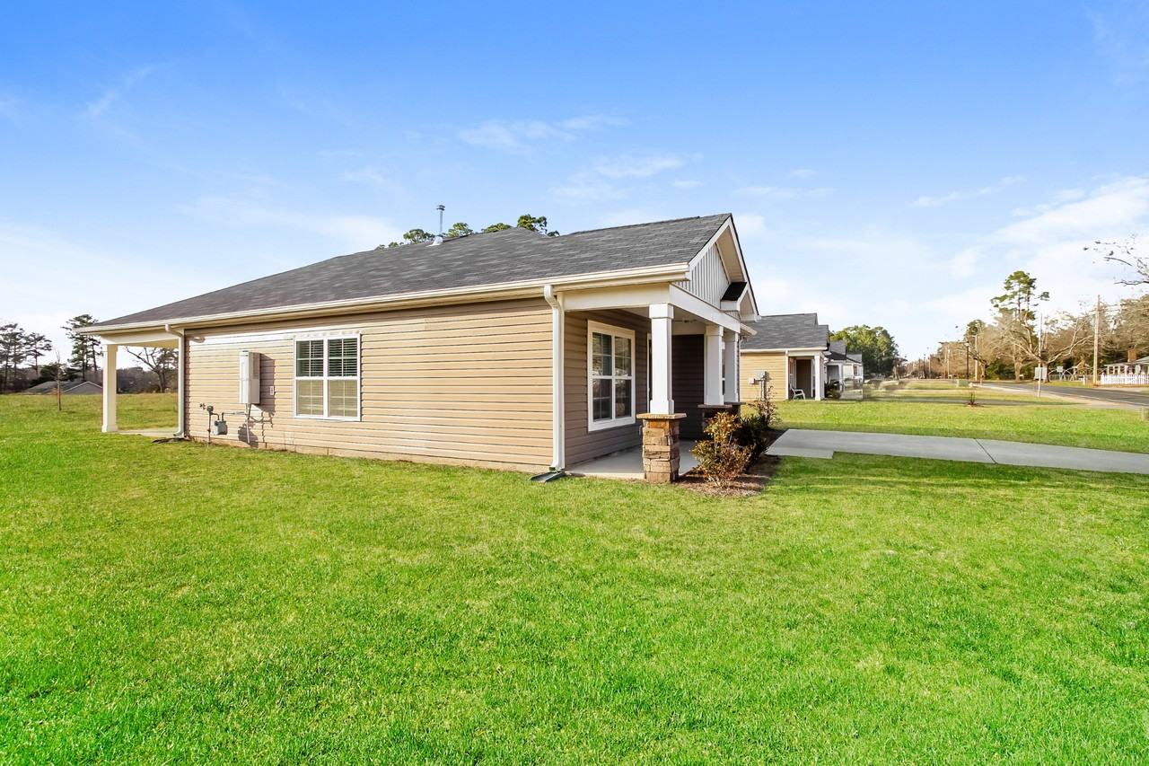 1219 Lakeshore Dr - Photo 2 of 21