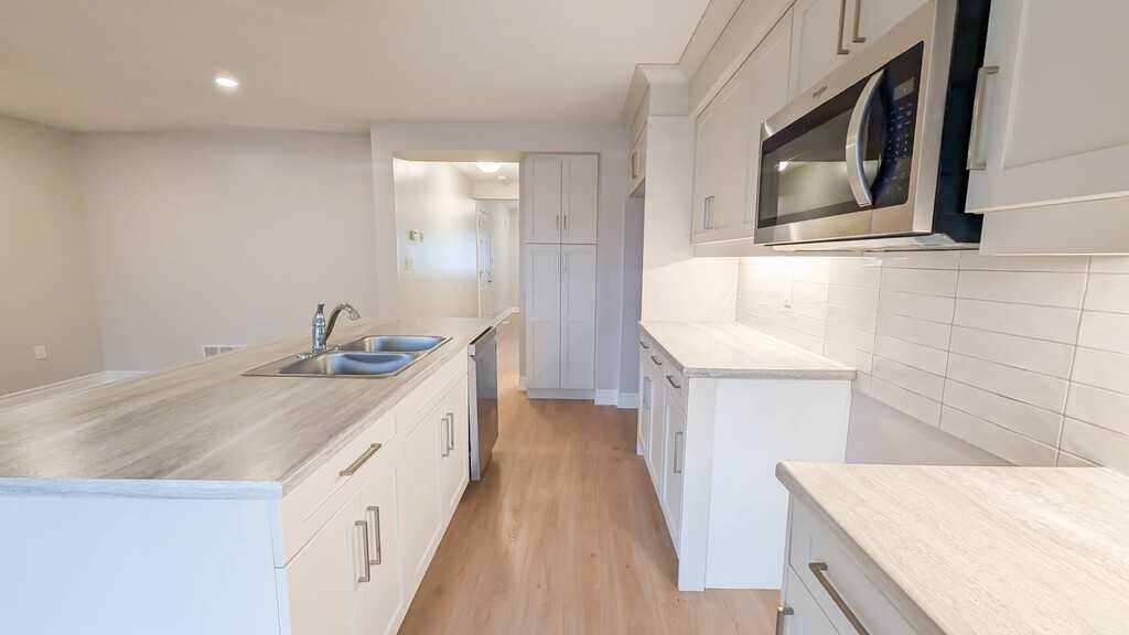 340 Prospect Point Road North - Photo 7 of 40