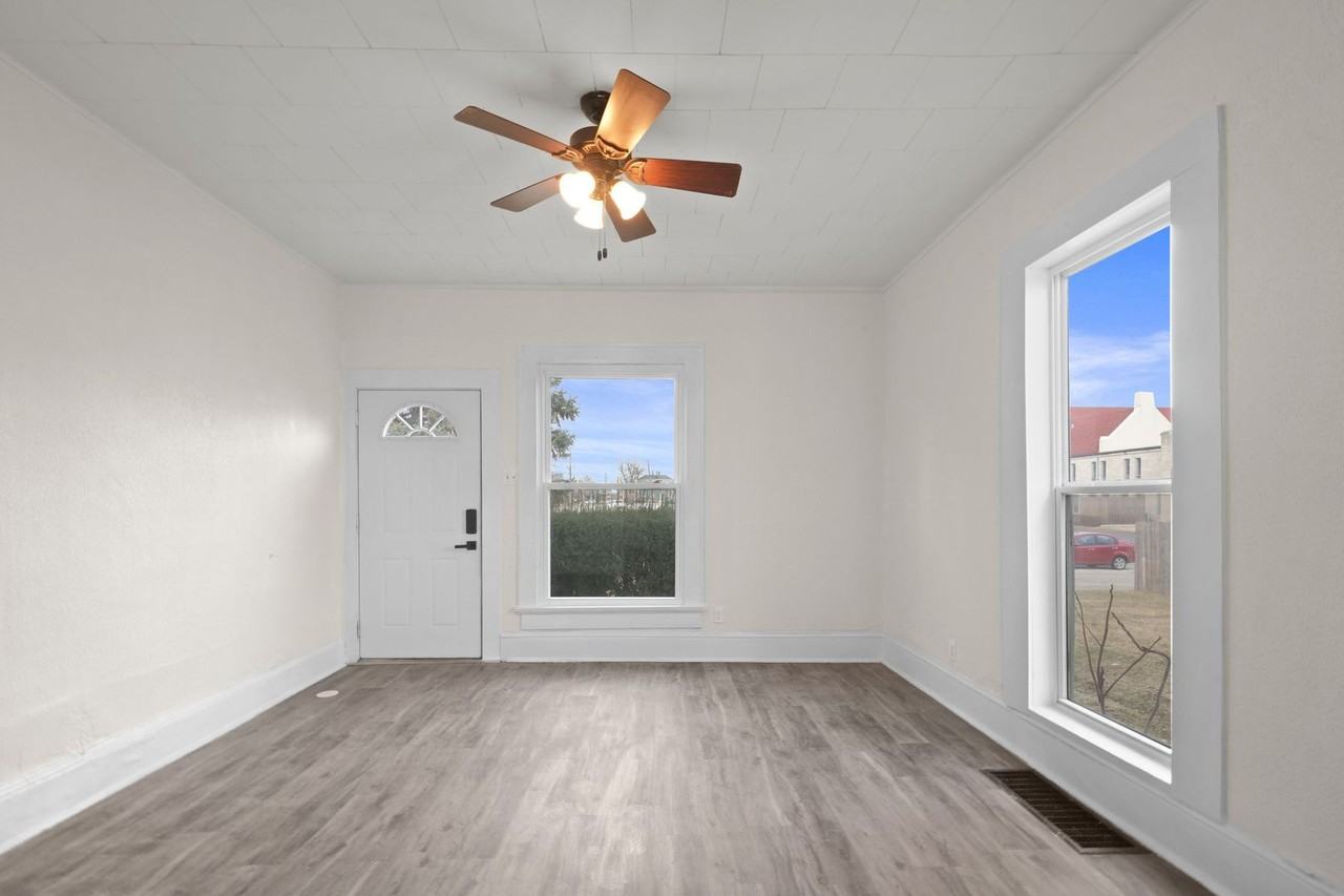 131 w 13th st - Photo 3 of 26