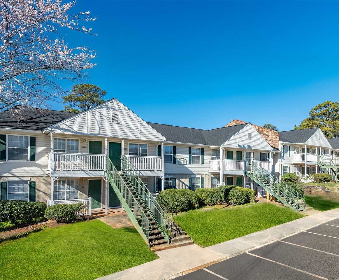 Castle Creek Apartments: Welcome Home to Comfort and Premier Living in Decatur, GA - Photo 4 of 50