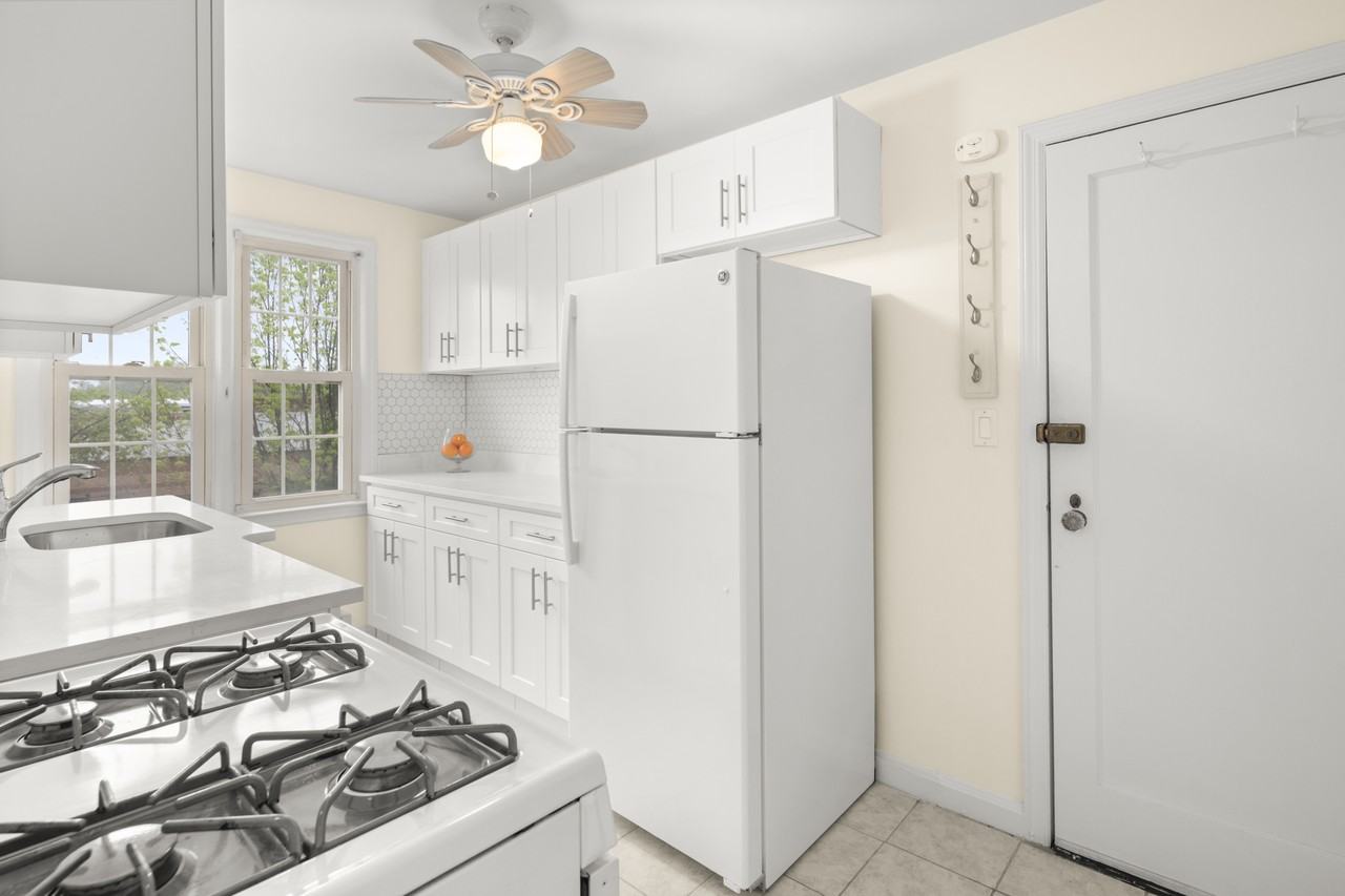 2475 Summer St #3H - Photo 5 of 6