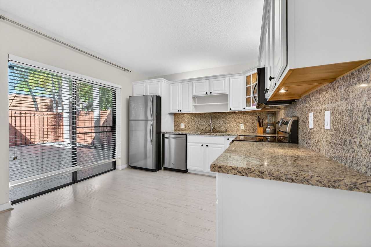 1525 Augusta Cir #111 - Photo 4 of 21