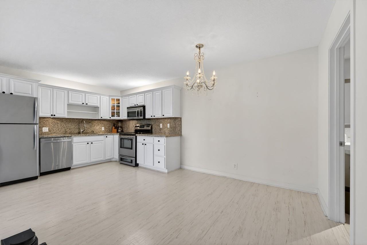 1525 Augusta Cir #111 - Photo 6 of 21