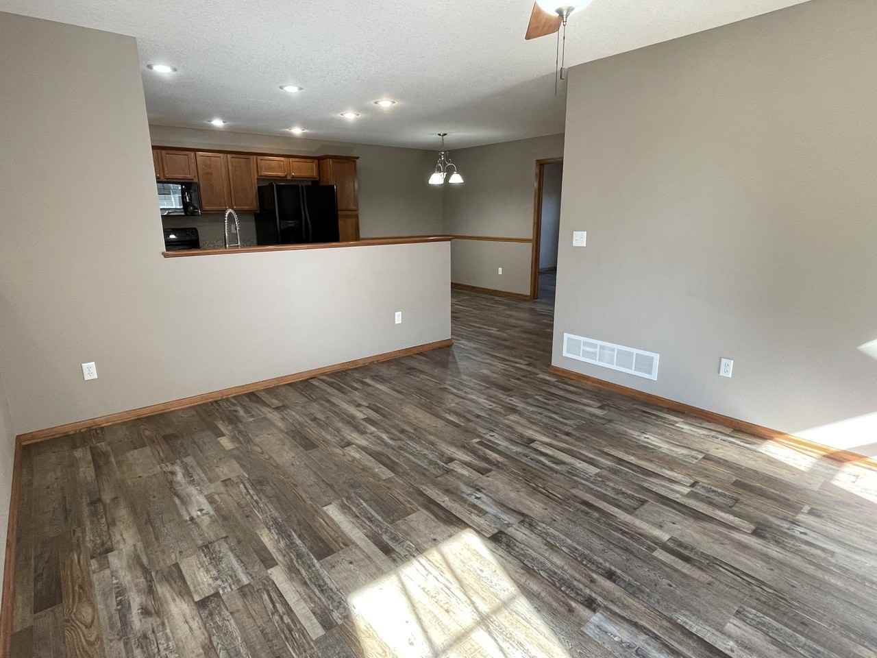 738 Ne Spring St #738 - Photo 3 of 16