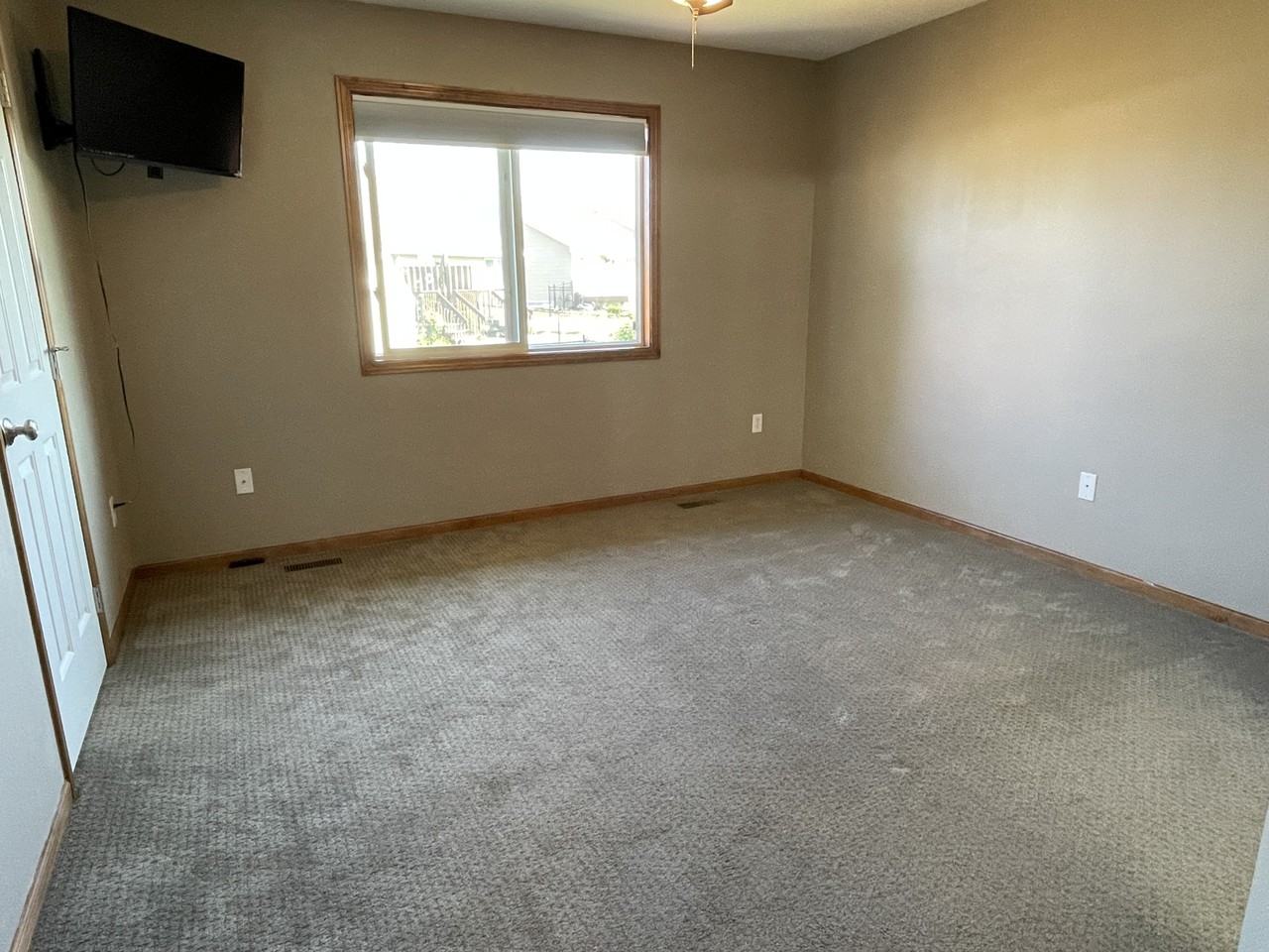 738 Ne Spring St #738 - Photo 6 of 16