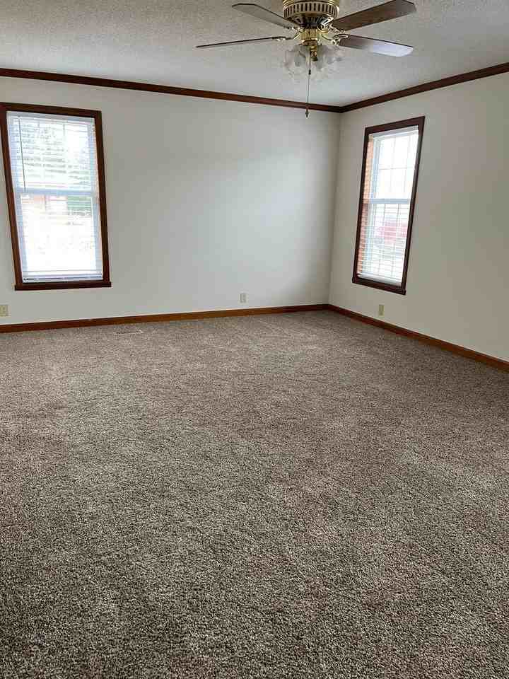 112 Willow Dr - Photo 3 of 9