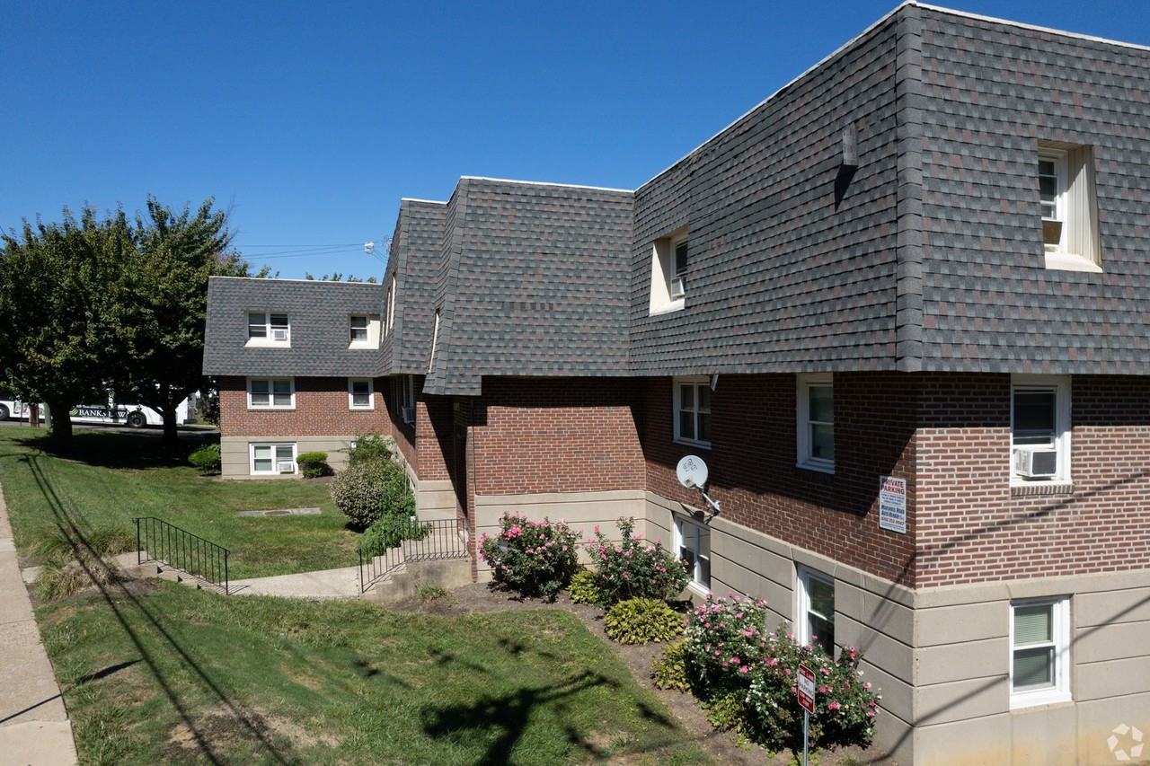 Penzel Manor Apartments - Photo 2 of 25