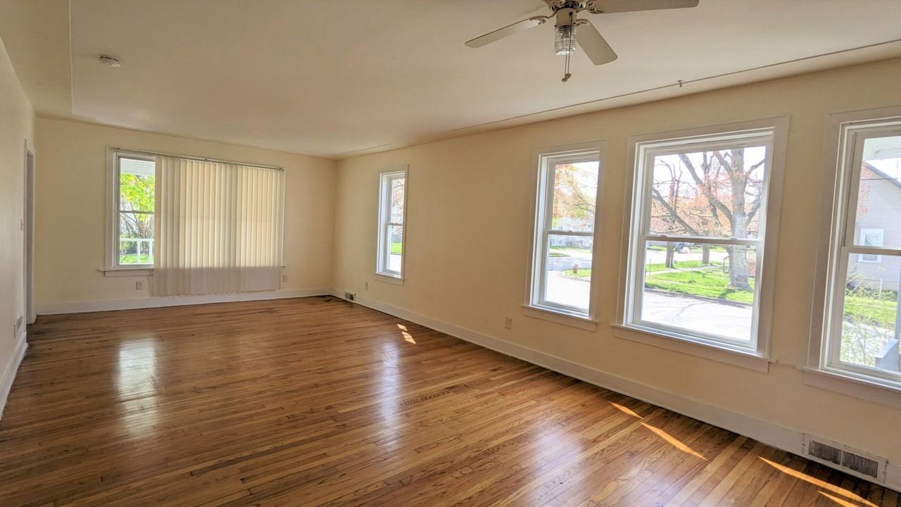 1045 Kenneth St - Photo 2 of 11