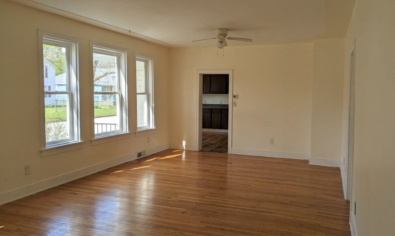 1045 Kenneth St - Photo 3 of 11