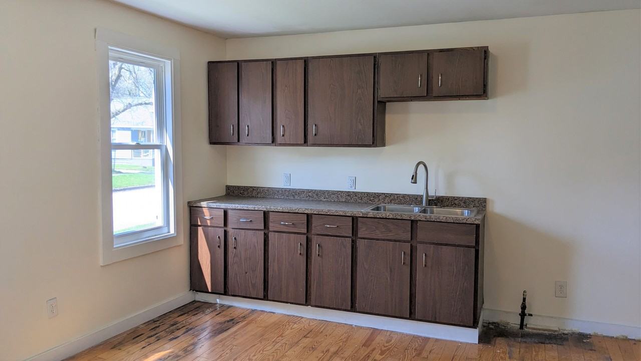 1045 Kenneth St - Photo 4 of 11