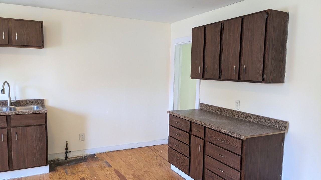 1045 Kenneth St - Photo 5 of 11