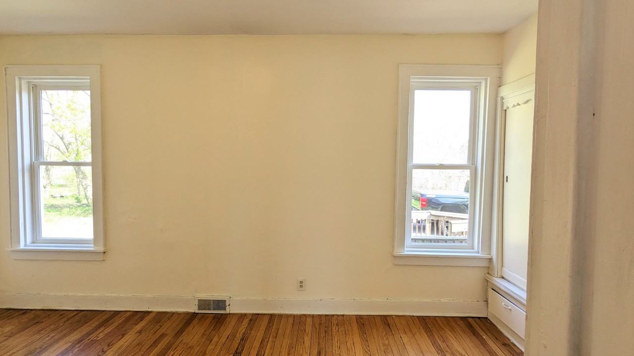 1045 Kenneth St - Photo 6 of 11