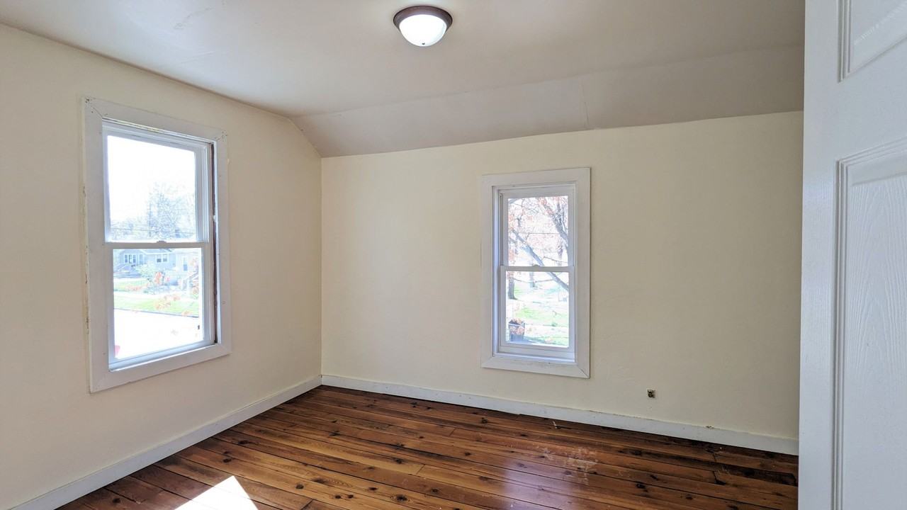 1045 Kenneth St - Photo 7 of 11