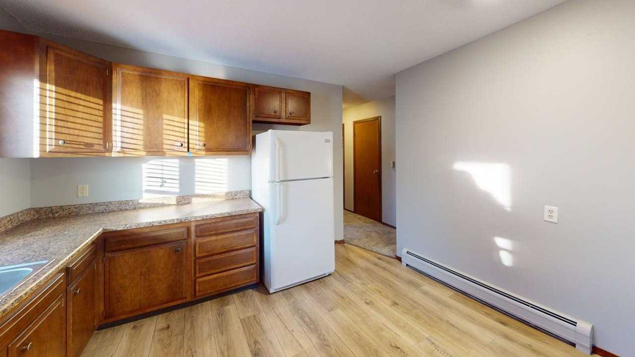 Spacious 2 Bedroom Apartment - Photo 4 of 27