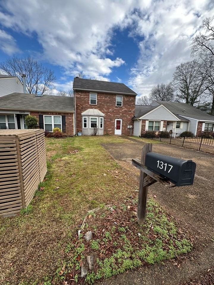 1317 Village Green Dr - Photo 4 of 23