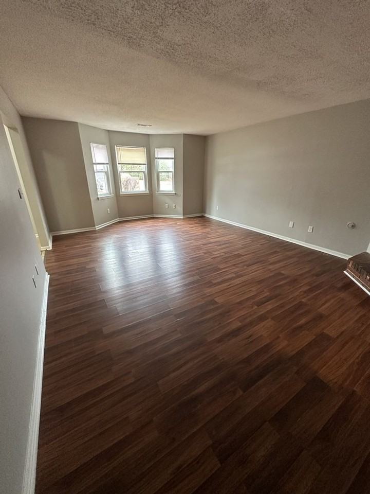 1317 Village Green Dr - Photo 6 of 23