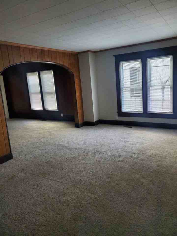 623 W 9th St - Photo 5 of 12