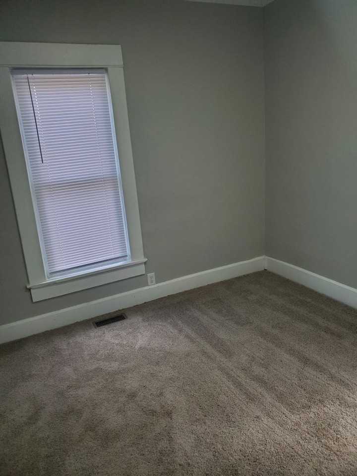 623 W 9th St - Photo 7 of 12