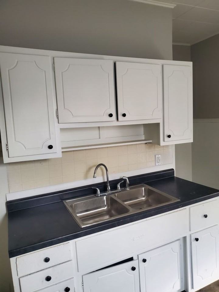 623 W 9th St - Photo 7 of 14