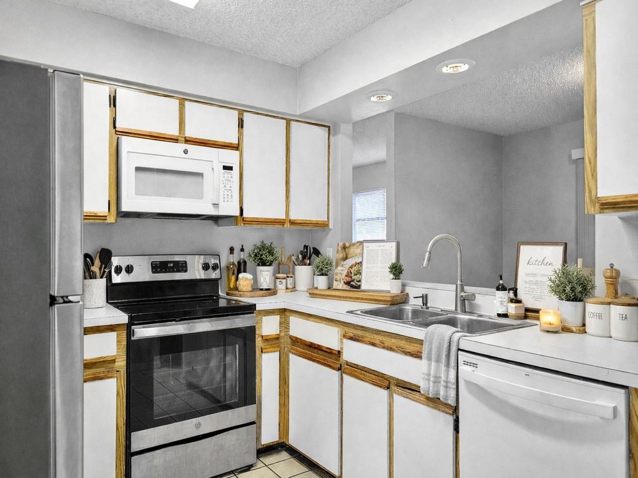 2044 Finland Dr - Photo 5 of 24