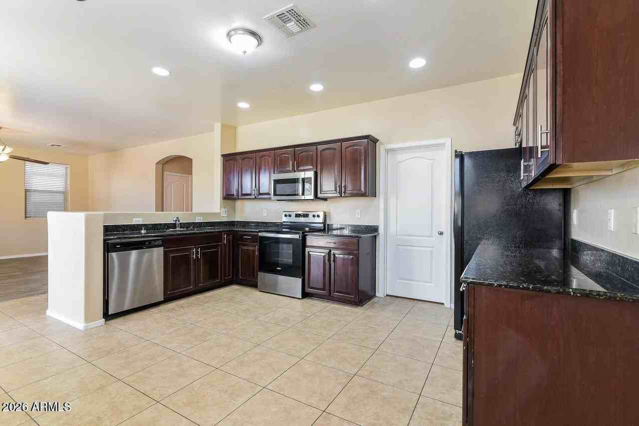 42564 W Palmyra Ln - Photo 3 of 15