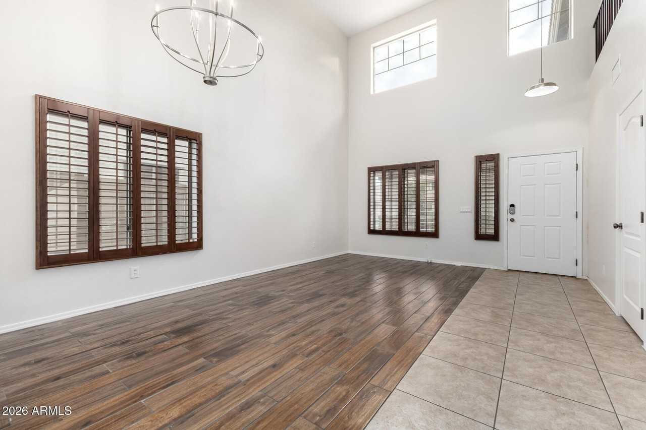 10046 W Veliana Way - Photo 5 of 37