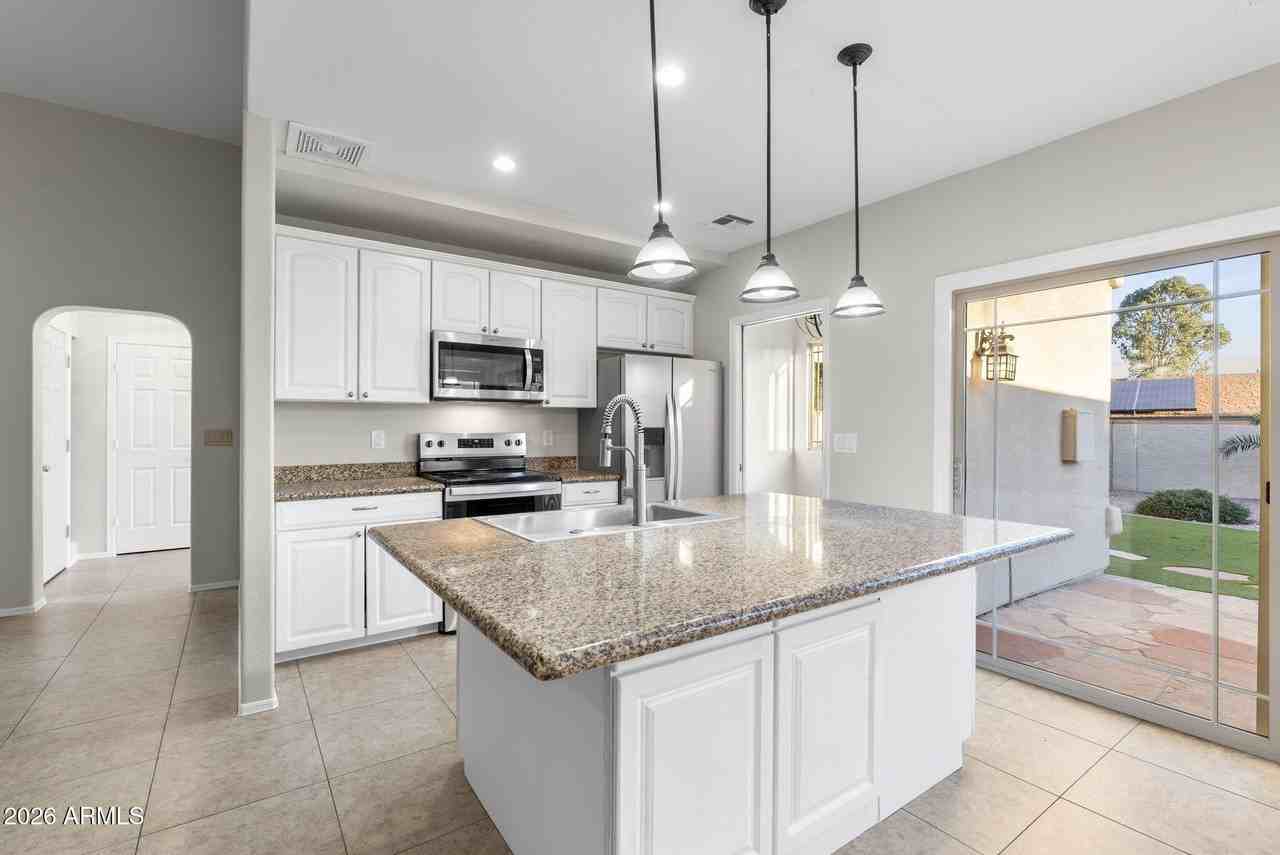 8841 E Meadow Hill Dr - Photo 6 of 33