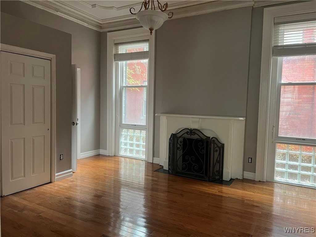 900 Main St - Photo 4 of 12