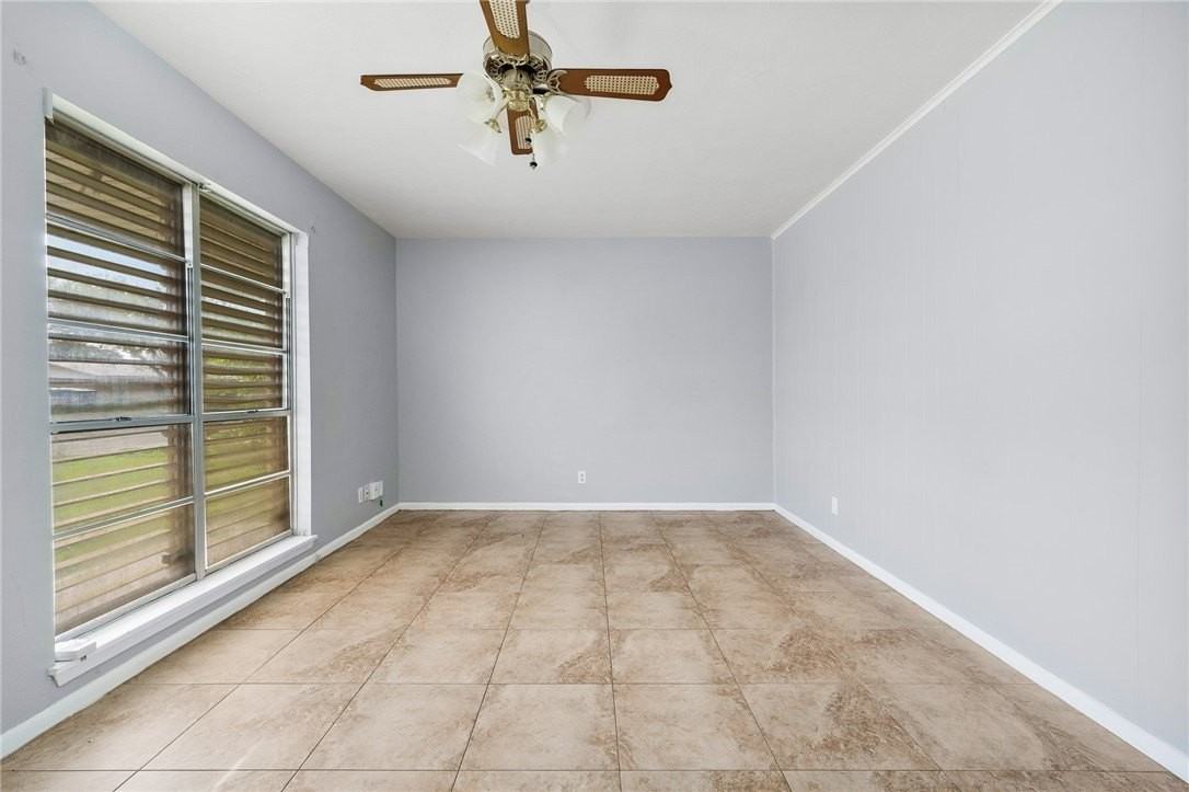 1305 Peterson Dr - Photo 4 of 28