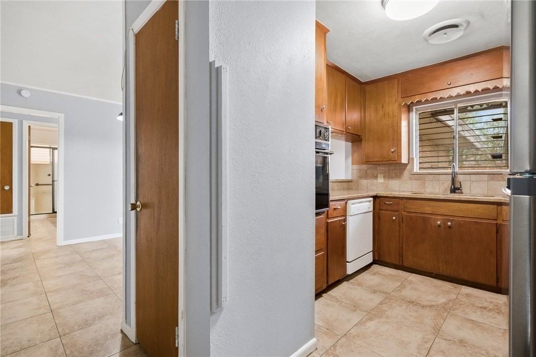 1305 Peterson Dr - Photo 6 of 28