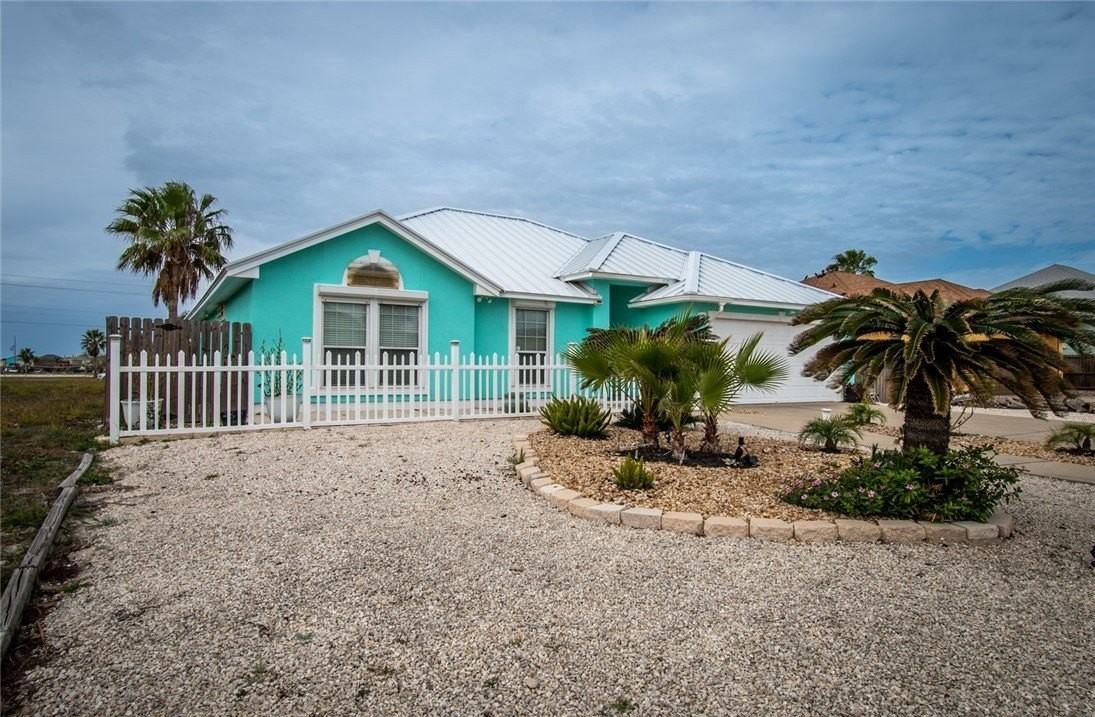 15517 Finistere St - Photo 2 of 36