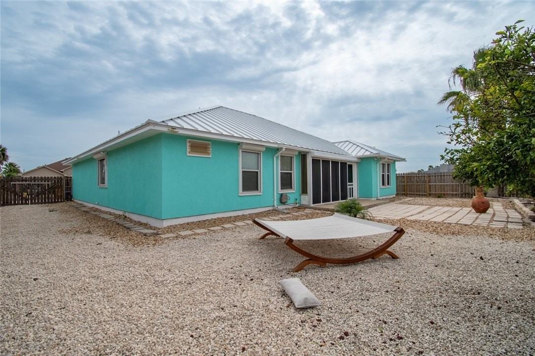 15517 Finistere St - Photo 5 of 36