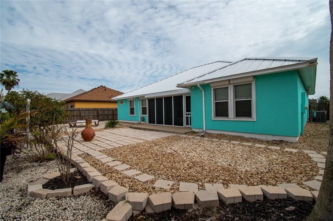 15517 Finistere St - Photo 6 of 36