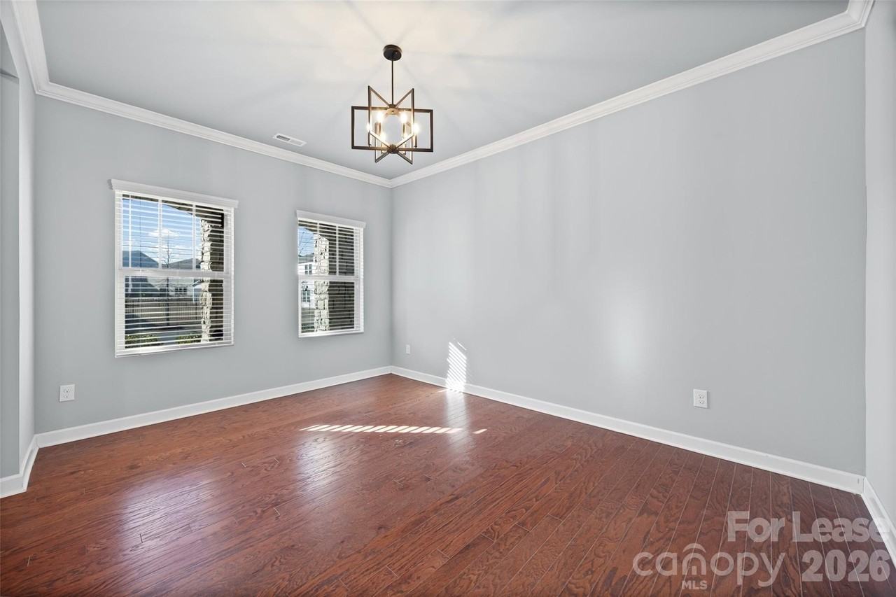 5811 Fenway Dr - Photo 7 of 41