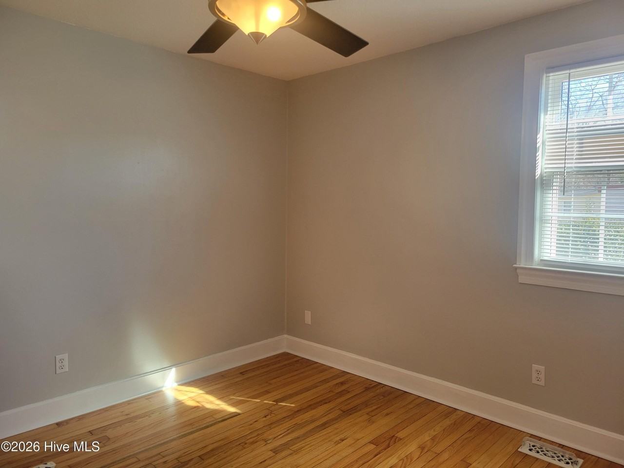 211 Mcarthur Dr - Photo 4 of 16