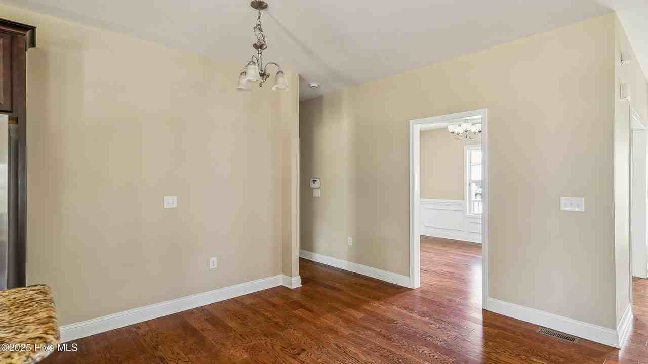 110 Queens Cove Way - Photo 4 of 42