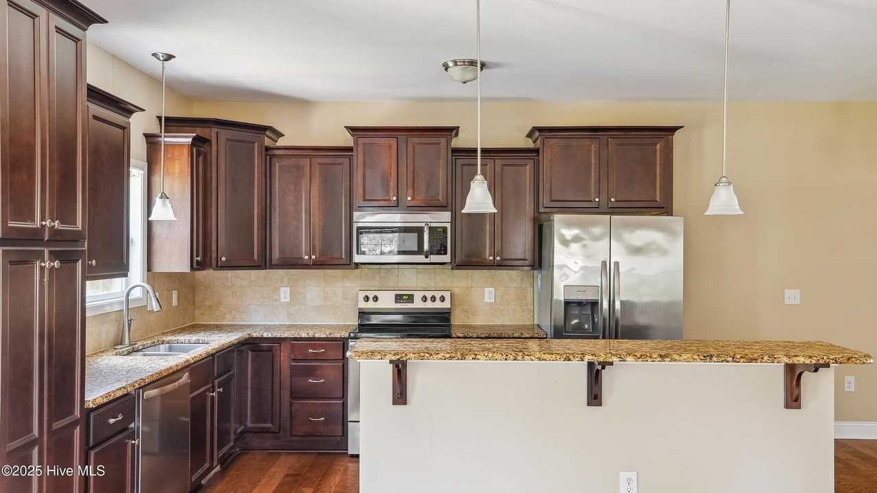 110 Queens Cove Way - Photo 5 of 42