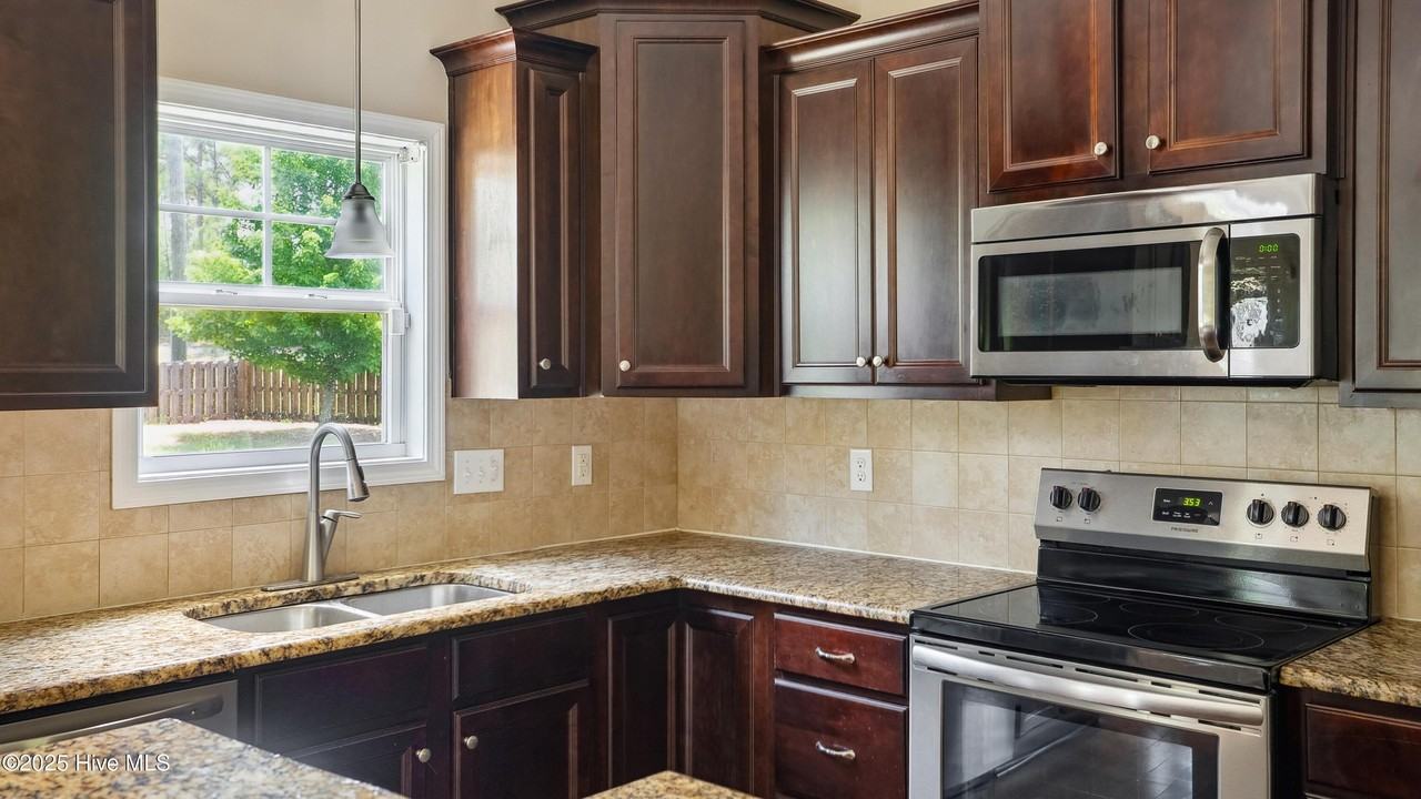 110 Queens Cove Way - Photo 6 of 42