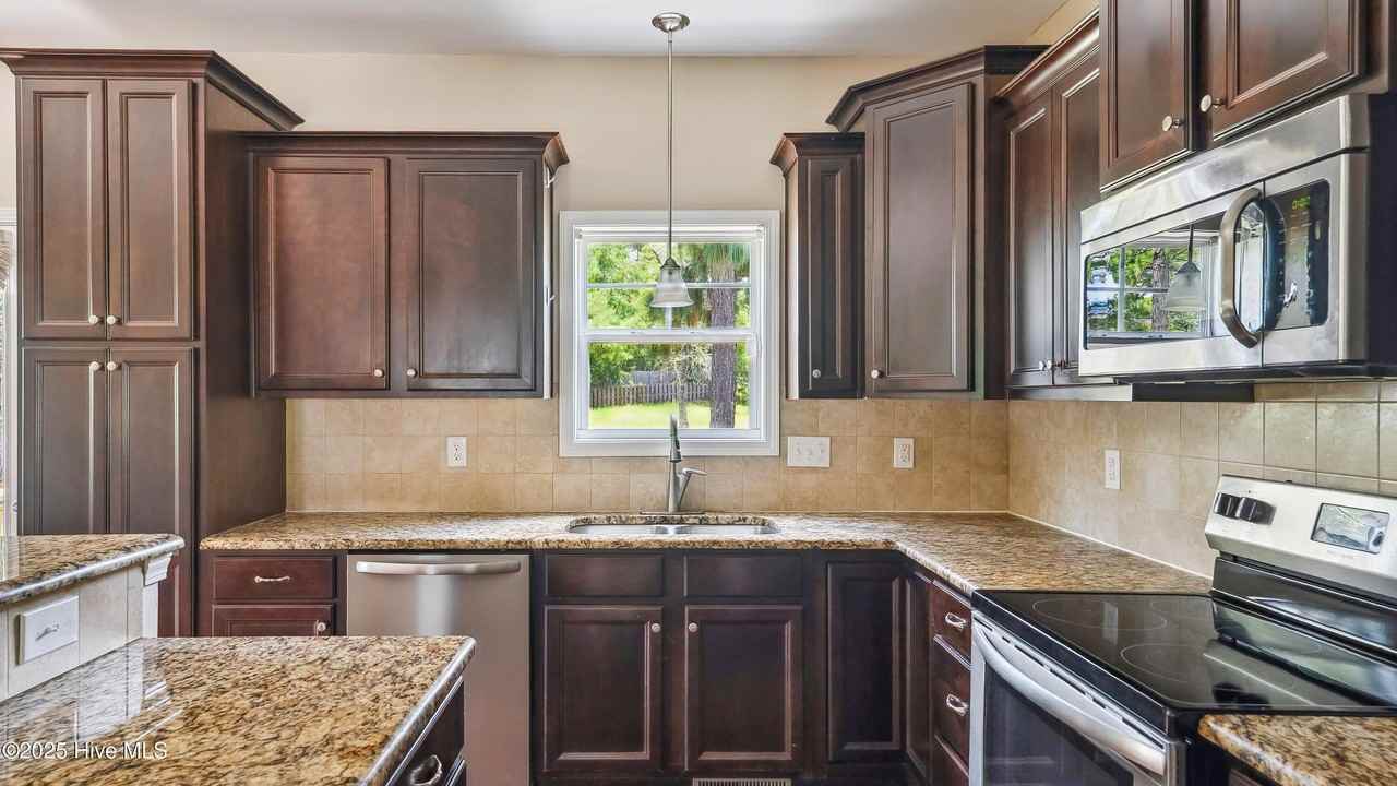 110 Queens Cove Way - Photo 7 of 42