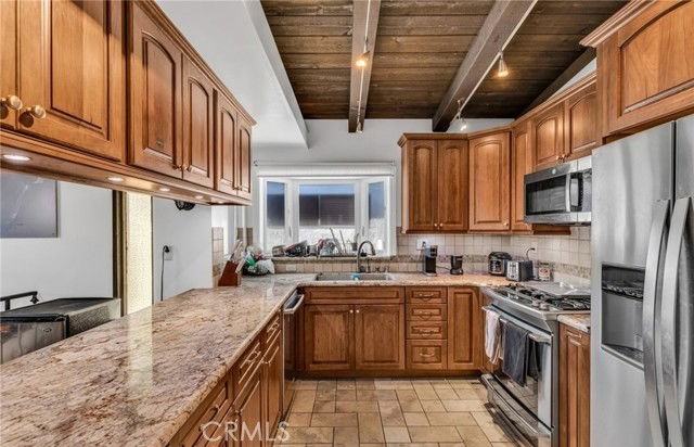 812 W Balboa Blvd - Photo 7 of 8