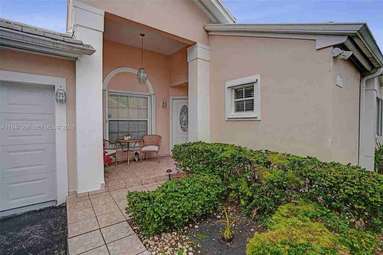 6100 Sw 114th Ave - Photo 2 of 8