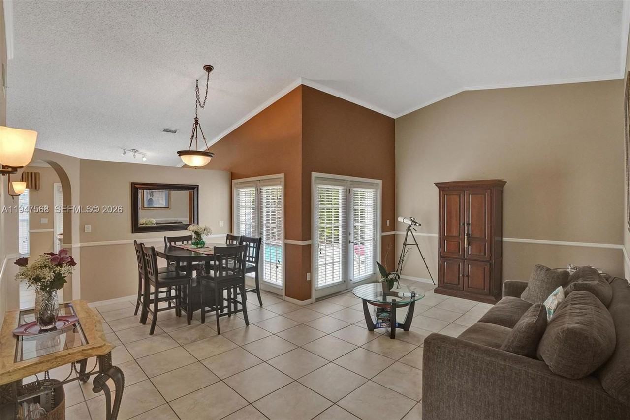 6100 Sw 114th Ave - Photo 3 of 8