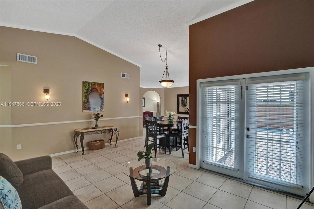 6100 Sw 114th Ave - Photo 4 of 8