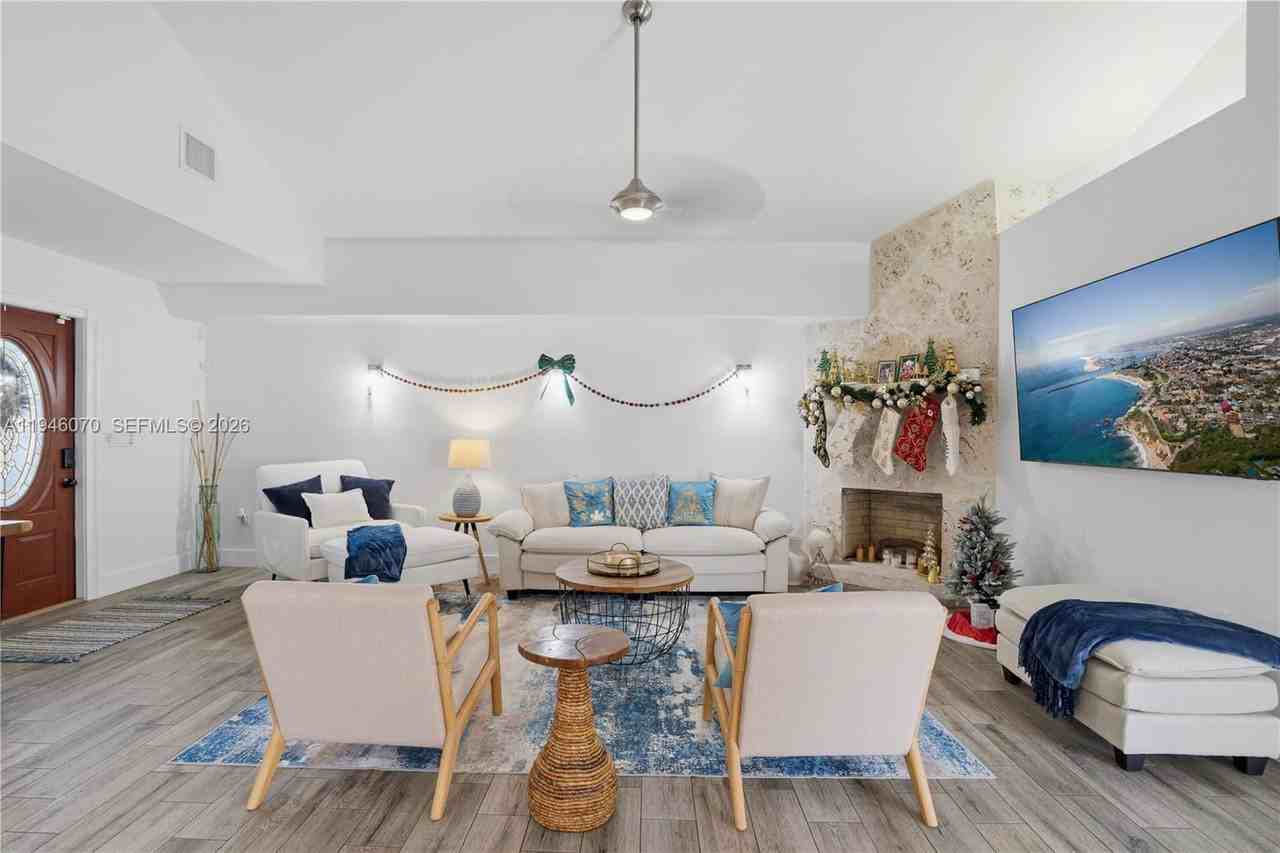 15006 Sw 141st Ct - Photo 4 of 8