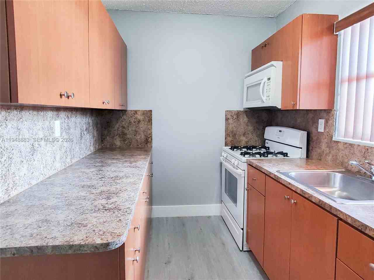 1265 W 24th St #212 - Photo 5 of 8