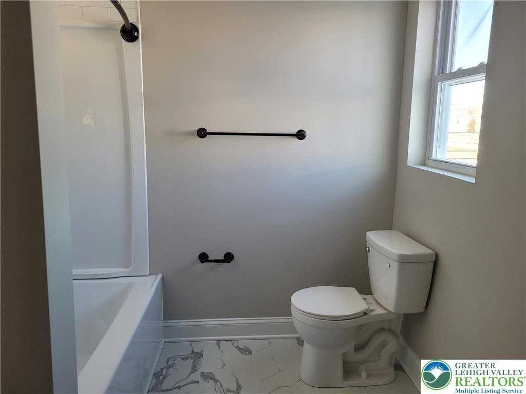 2006 Washington Ave Apt 5 #5 - Photo 6 of 8