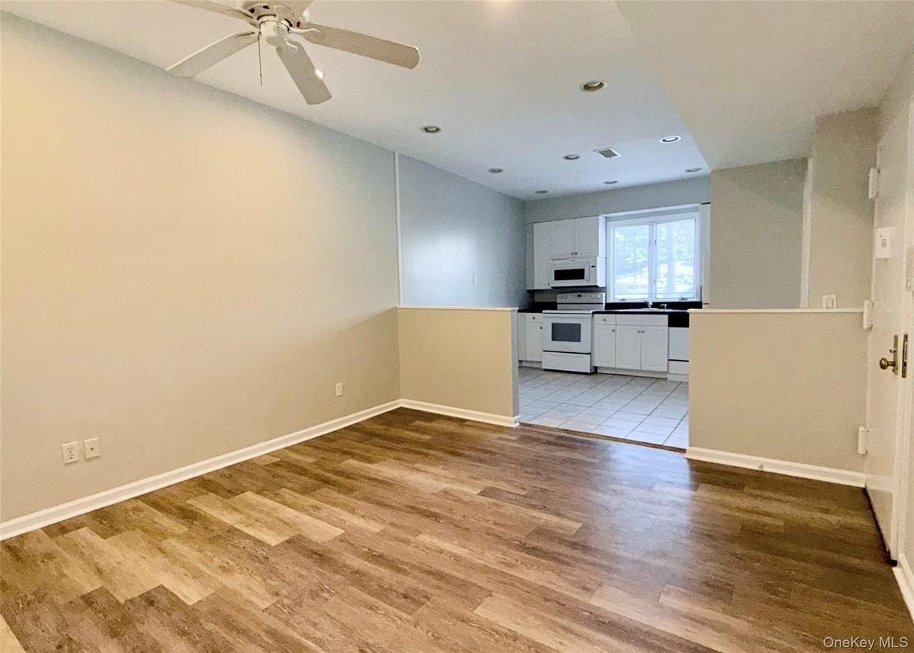 142 W Boston Post Rd Unit 2-A #2A - Photo 2 of 16